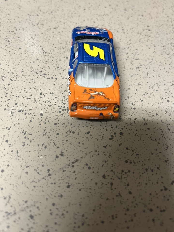 2002 Terry Labonte NASCAR #5 Looney Tunes Kelloggs 1/64 Diecast LOOSE - Image 3 of 4