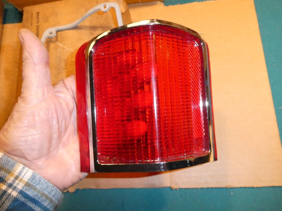 Lente de luz trasera Plymouth Fury 1965 2525524 Foto 2 de 3