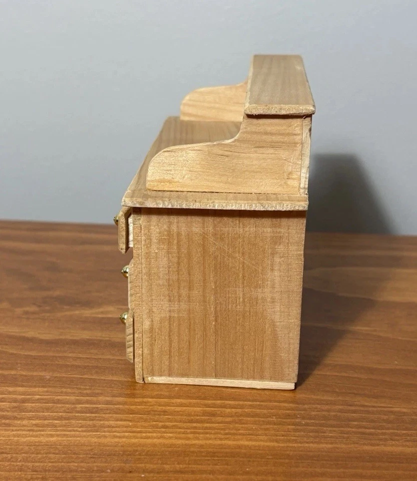 Escritorio artesanal de roble claro en miniatura para casa de muñecas y archivador alto a juego 1:12 Foto 4 de 4