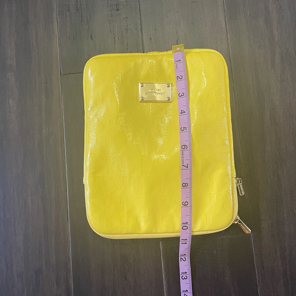 Funda/Funda Michael Kors Electronics Amarillo Cítrico MG Logo Cuero iPad Foto 4 de 4