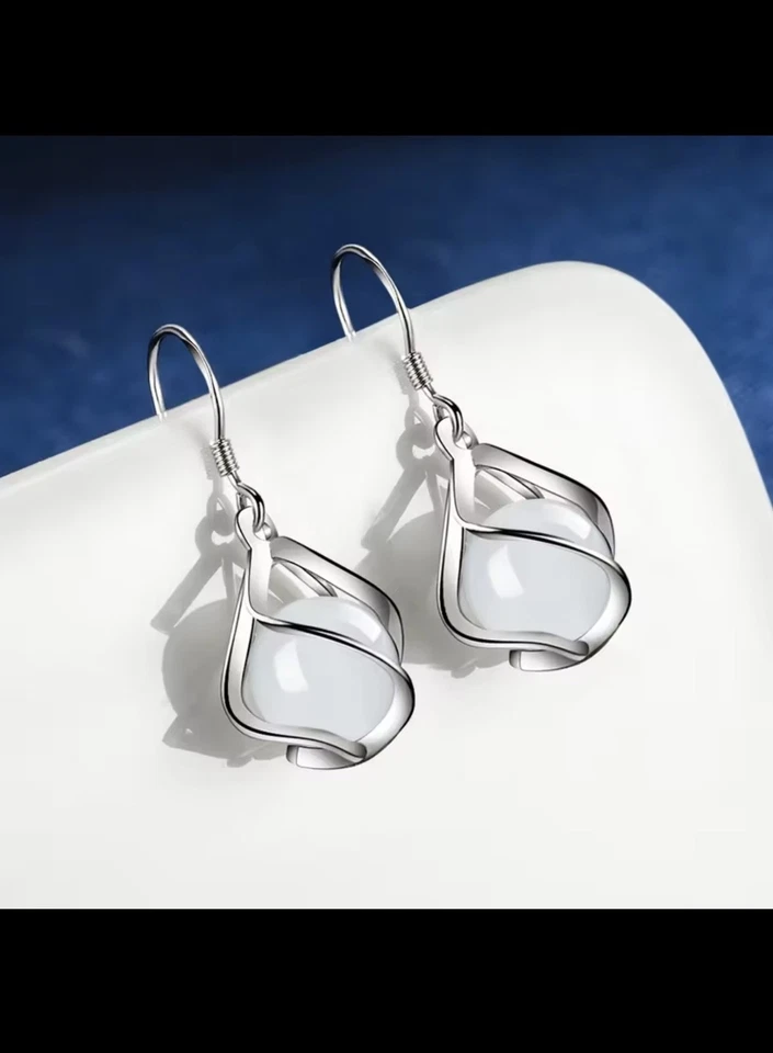 ORECCHINI PENDENTI CON PIETRA BIANCO GHIACCIO - Immagine 2 di 4