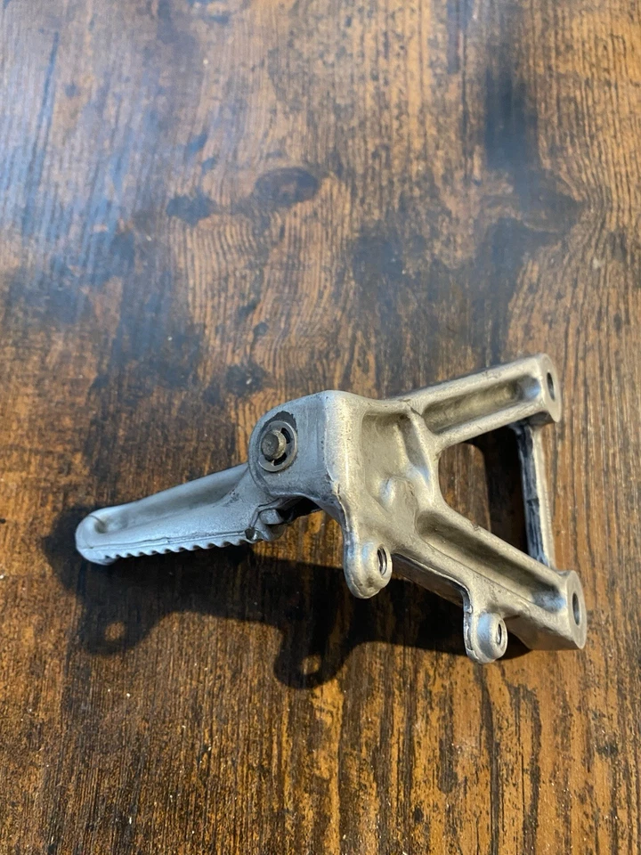 REPOSAPIÉS DUCATI 748 916 996 998 PRIMEROS JINETES DIESTROS PLACA ELEFANTE CAGIVA  Foto 4 de 4