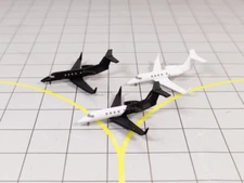 3x EMBRAER PHENOM 300 Business Private Jet Models 1:400 Scale Airport Diorama