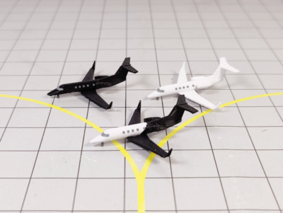 3x EMBRAER PHENOM 300 Business Privatjet Modelle Maßstab 1:400 Flughafen Diorama