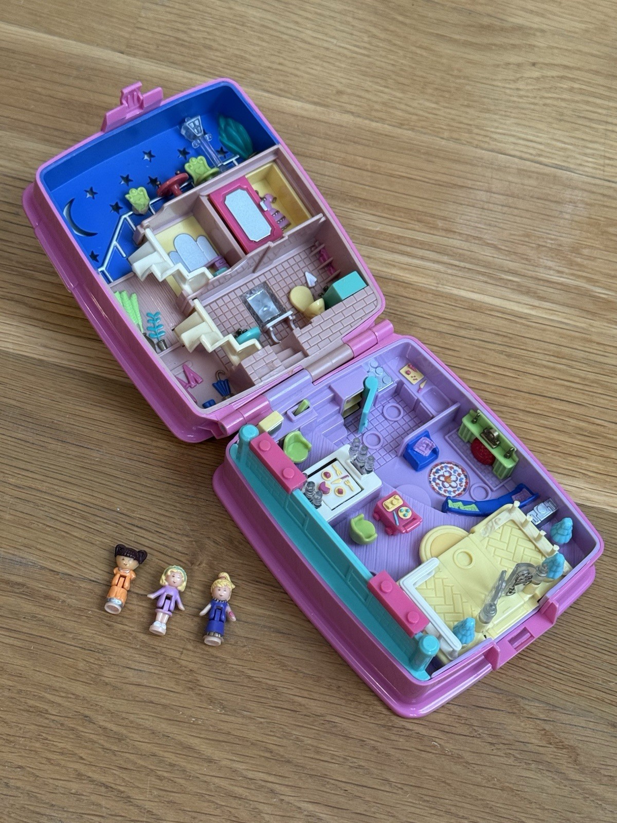 Vintage 1994 Polly Pocket Bluebird “Star Bright Dinner Party” Compact/ Dolls