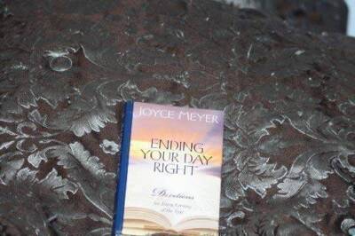 Ending Your Day Right: Devotions for Every Evening of the Year - GOOD