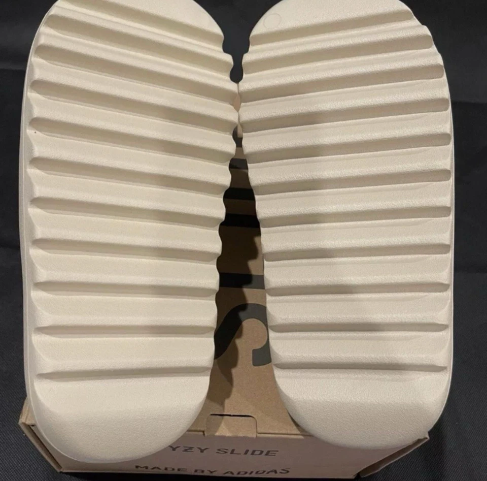 Sandálias Adidas Yeezy “Bone” tamanho 7 - Imagem 2 de 3