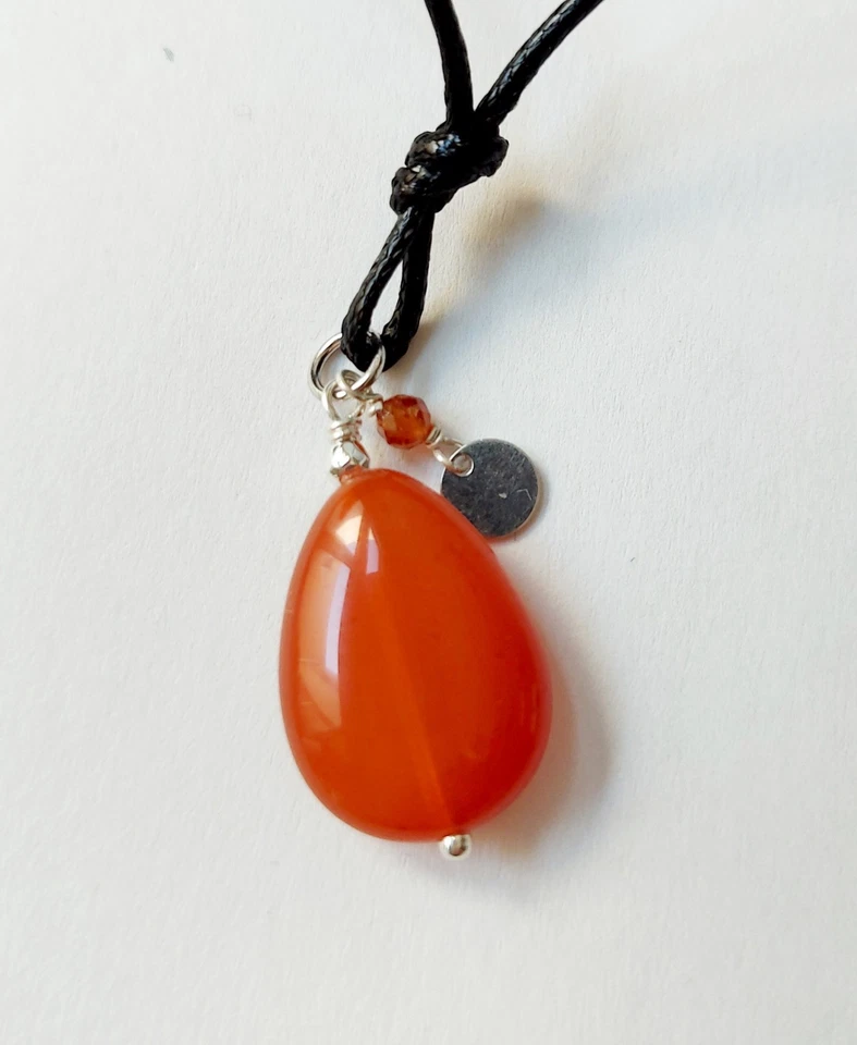 Ciondolo con agata a goccia corniola, argento 925 ematite argentata e cordoncino - Immagine 3 di 4