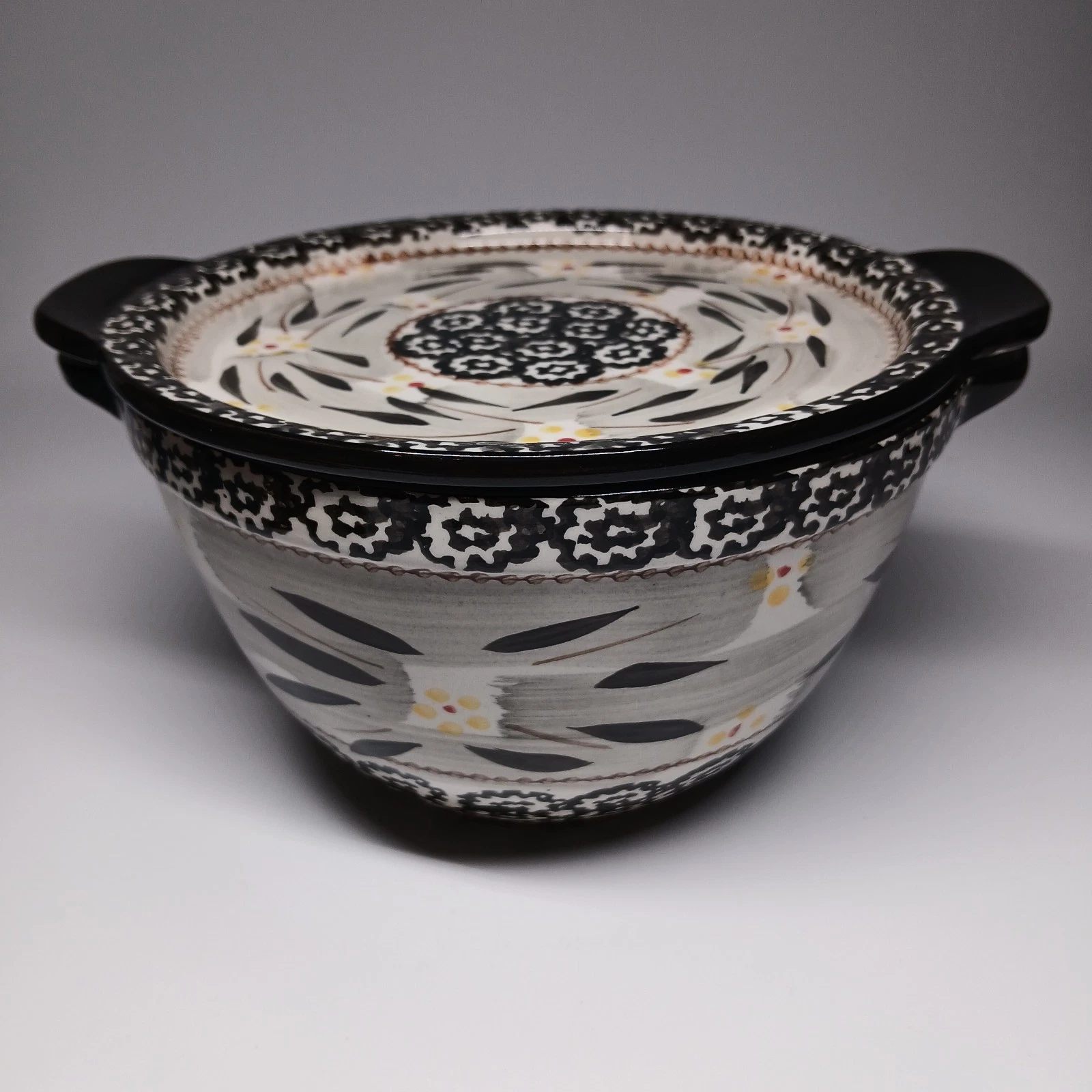 Temptations Old World Black 1.5 Quart Bowl With Ceramic Lid/Trivet 2 Pieces