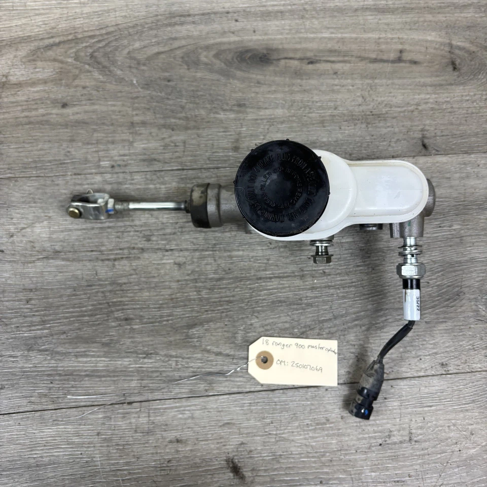 2018 Polaris Ranger Xp 900 Brake Master Cylinder 2204117 - Image 2 of 3