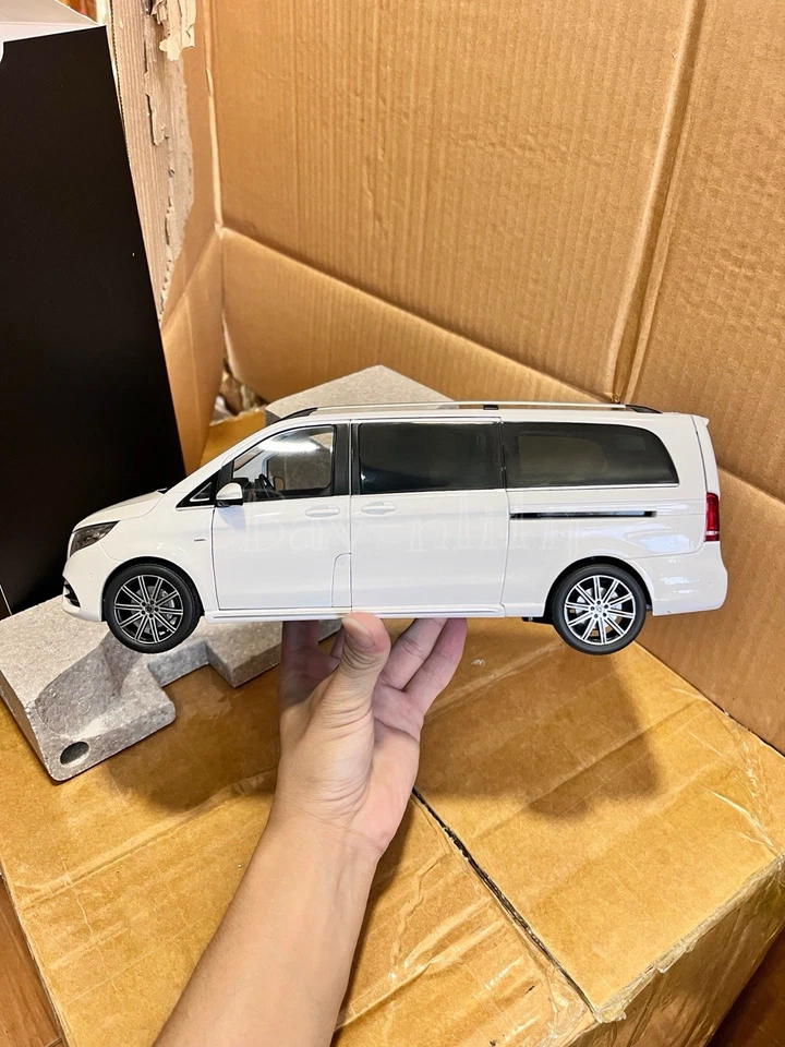 Modelo de coche Mercedes-Benz Clase V LWB blanco diecast escala 1:18 Foto 2 de 4