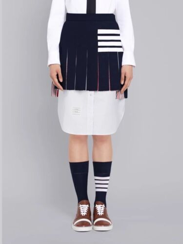 Thom Browne marineblau klassischer plissierter Mini-Rock mit Schlaufe hinten Gr. 38 Italien (25"" Taille)