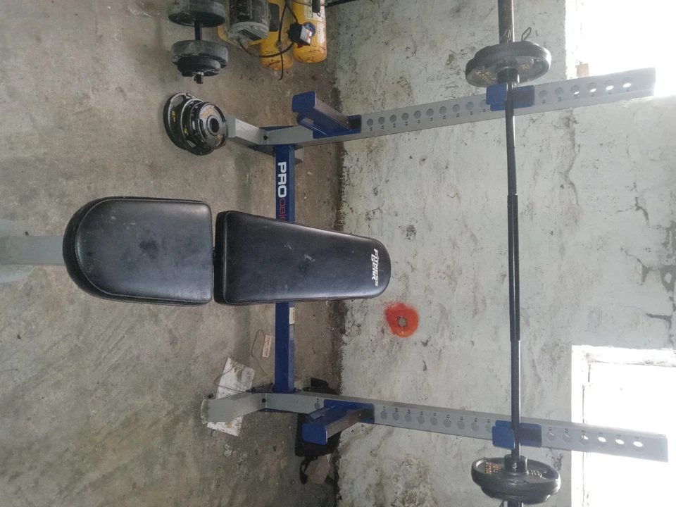 banco de pesas con pesas Foto 2 de 3