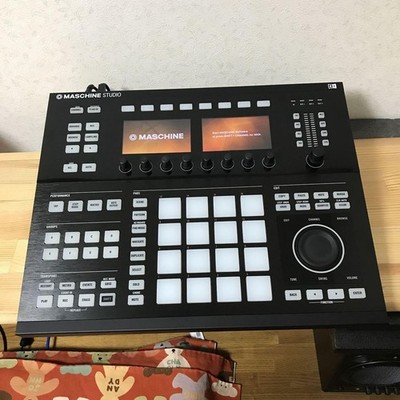 Native Instruments MASCHINE STUDIO Groove Production System Sampler Schwarz