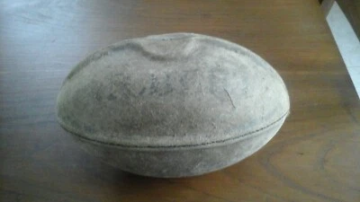 ANCIEN BALLON DE RUGBY CUIR VINTAGE BALL RUGBY SPORT ANCIEN  - Photo 1/3