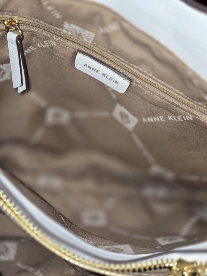 Bolso de mano Anne Klein firma logotipo estampado con ribete blanco Foto 3 de 4
