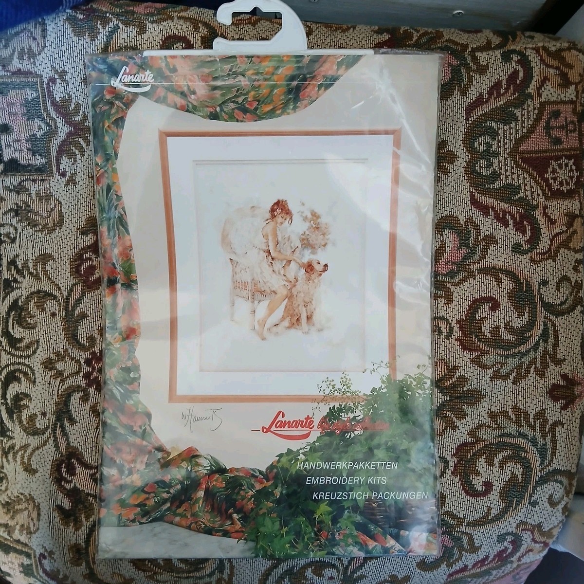 Lanarte Life Style Collection Seated Lady with Dog 33826 CHART