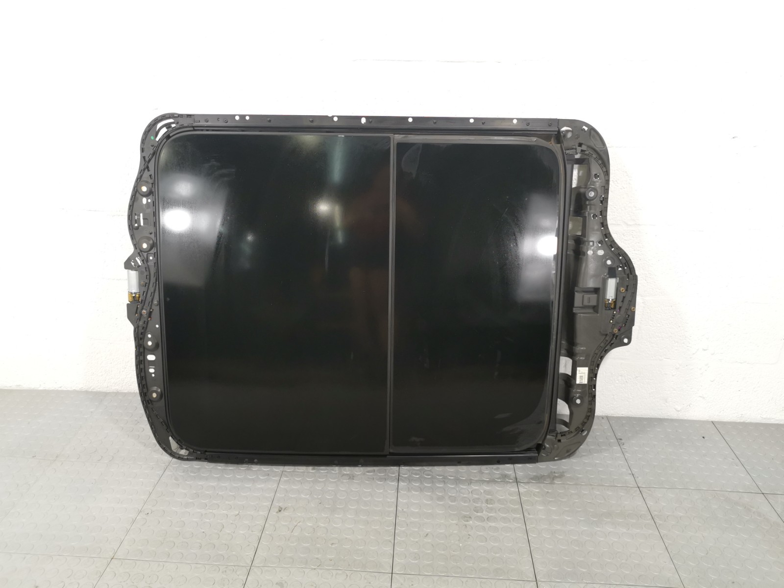 MASERATI Levante 3.0L AWD 2019  Panoramic Sunroof Window Assembly 670140682 OEM