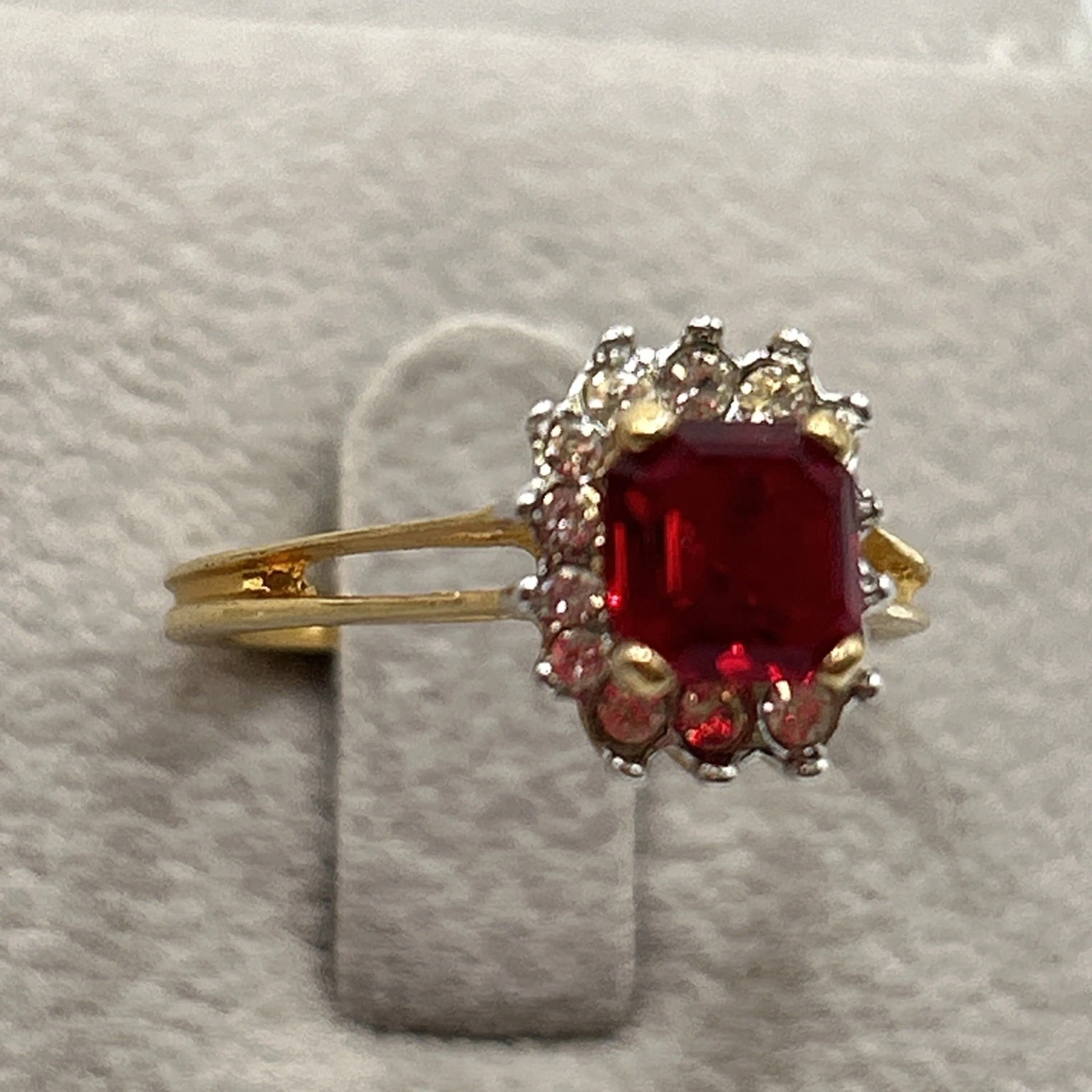Bague vintage fantaisie Doré Avec Strass Rouge Et Blanc . Taille 52