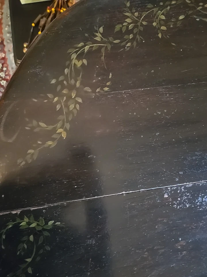 Antigua mesa lateral plegable de roble inglés con diseño pintado Foto 4 de 4