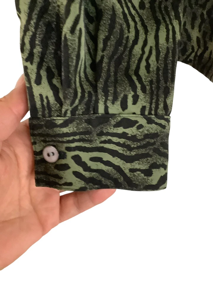 Camisa para mujer Liz Baker con estampado animal verde negra manga larga abotonada talla 12 Foto 4 de 4
