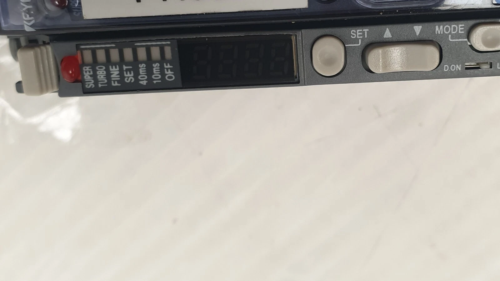 Keyence amplifier display with SUPER, TURBO, FINE, SET, 40ms, 10ms, OFF indicators