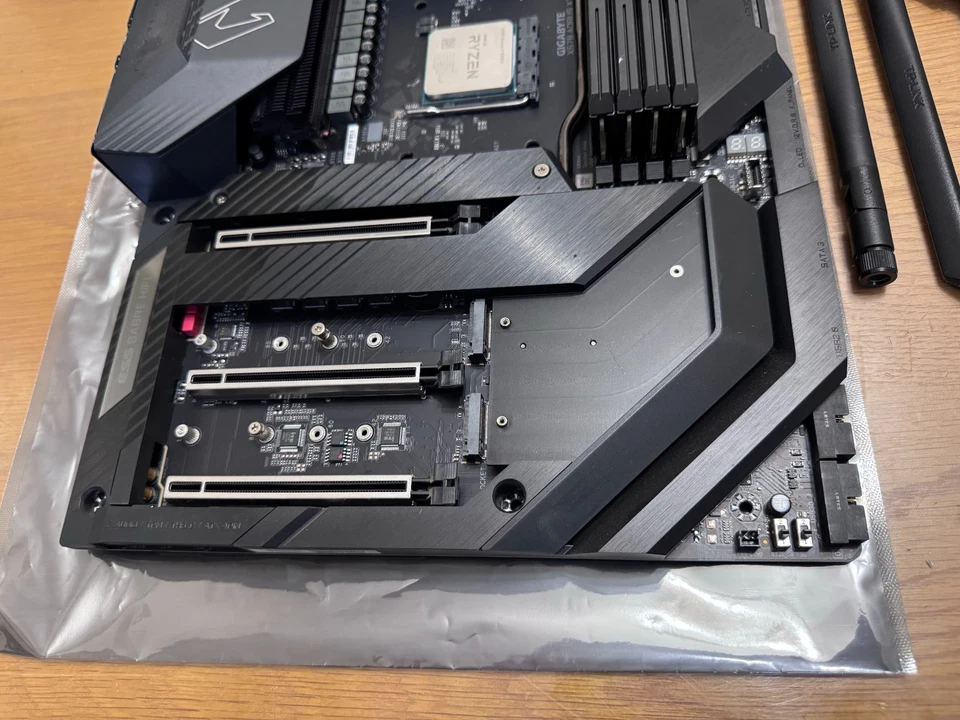 Gigabyte X570 AORUS XTREME Motherboard AM4 / 10GbE LAN / WiFI AX E-ATX - Image 4 of 4