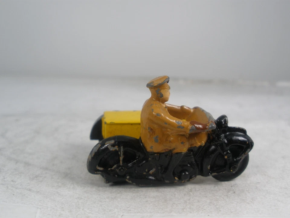 England Dinky Toys #44b AA Motorcycle, Rider and Sidecar EXCELLENT CONDITION - Image 4 of 4
