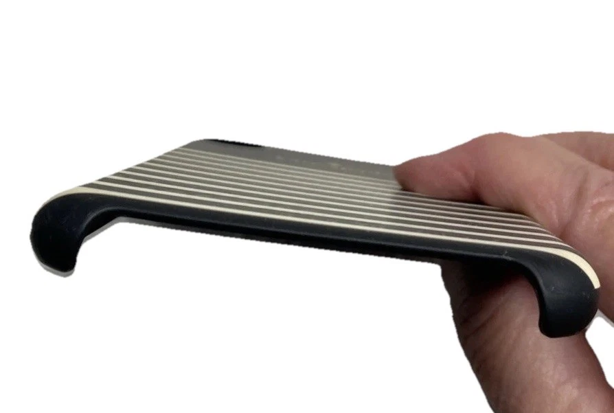 Funda táctil suave Kate Spade para Apple iPhone XS y X - Alimentador a rayas negra/crema Foto 3 de 4