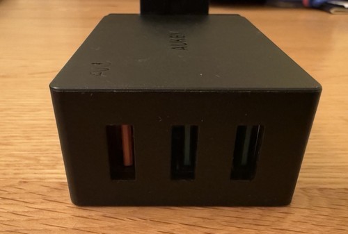 Cargador de pared USB de 3 puertos Aukey PA-T14 PowerAll Qualcomm carga rápida 3.0 - Imagen 2 de 4