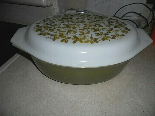 VNTG "PYREX" AVOCADO GREEN 2 1/2 QUART OVAL CASSEROLE DISH #045 W/ LID GUC LOOK