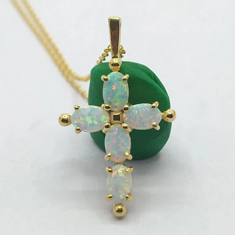 Colgante Cruz Vintage Ópalo de Fuego Creado en Laboratorio Corte Ovalado 2Ct Chapado en Oro Amarillo 14K Foto 2 de 4