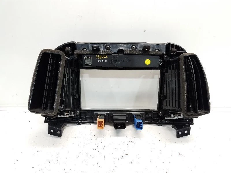 2007 Hyundai Santa Fe Center Dash Bezel W/ Vents & Switches - Imagem 2 de 4