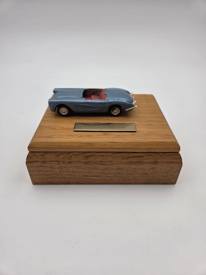 Chevrolet Corvette 1960 convertible modelo de coche a escala 1:43 montado en caja de exhibición Foto 2 de 4