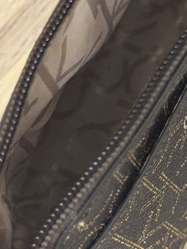 Bolso de muñeca con logotipo de firma CALVIN KLEIN cremallera marrón oscuro bolsillo exterior NUEVO - Imagen 4 de 4