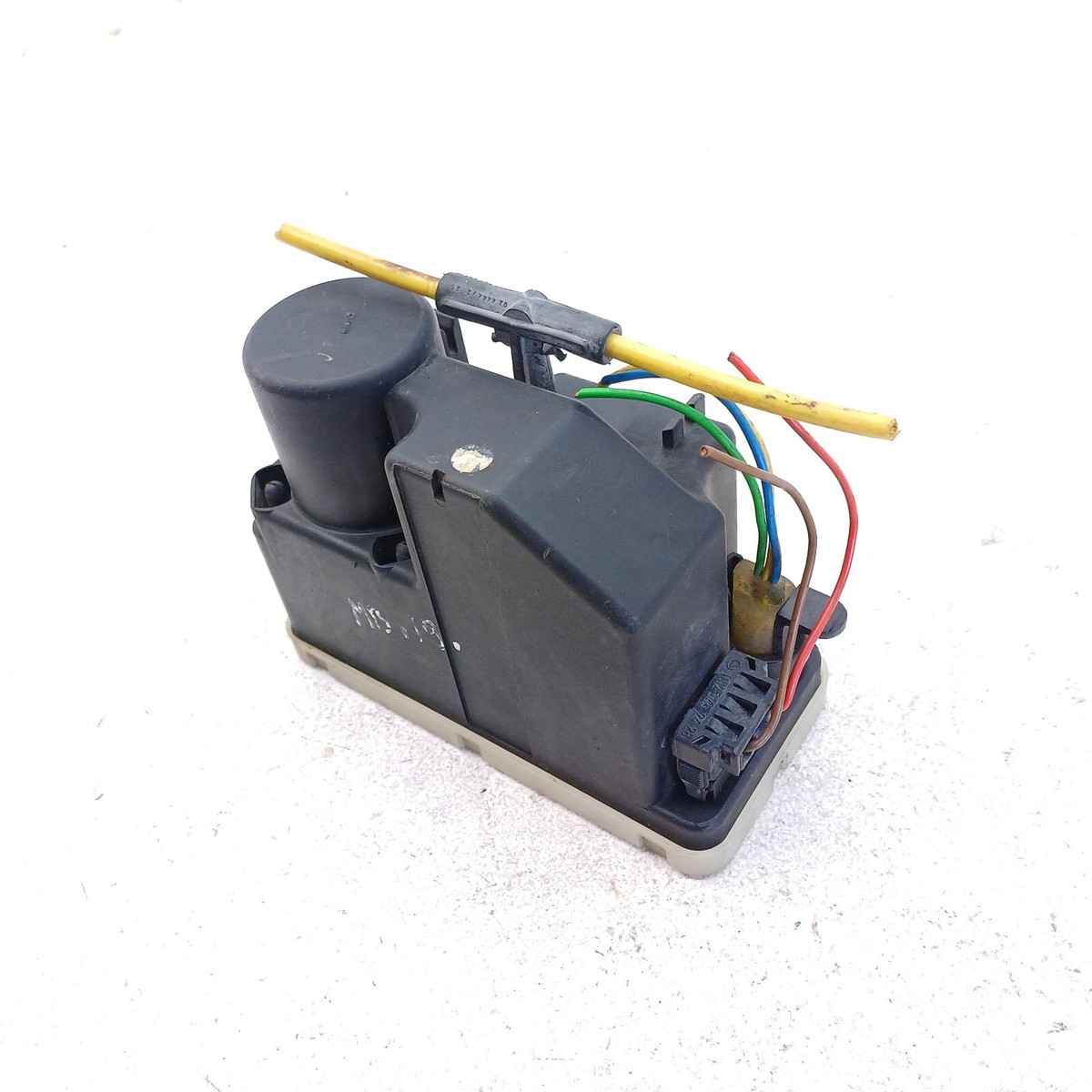 Mercedes-Benz W126 W124 Central Locking Vacuum Pump 1248000648