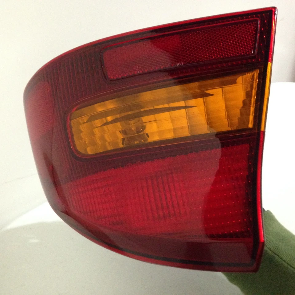 Luz trasera lateral derecha para pasajero Subaru Legacy 2000-2004 sedán no vagón OEM brillante Foto 3 de 4