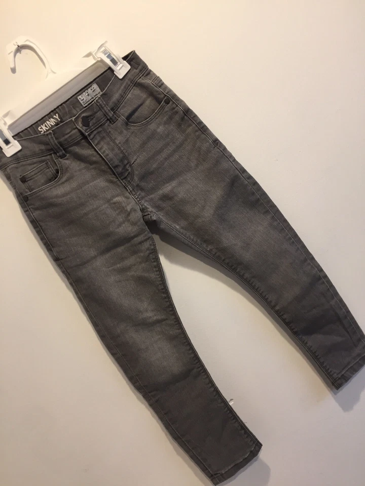 Pantalones de mezclilla gris ajustados Next UK para niños talla UK 7 años Foto 2 de 4