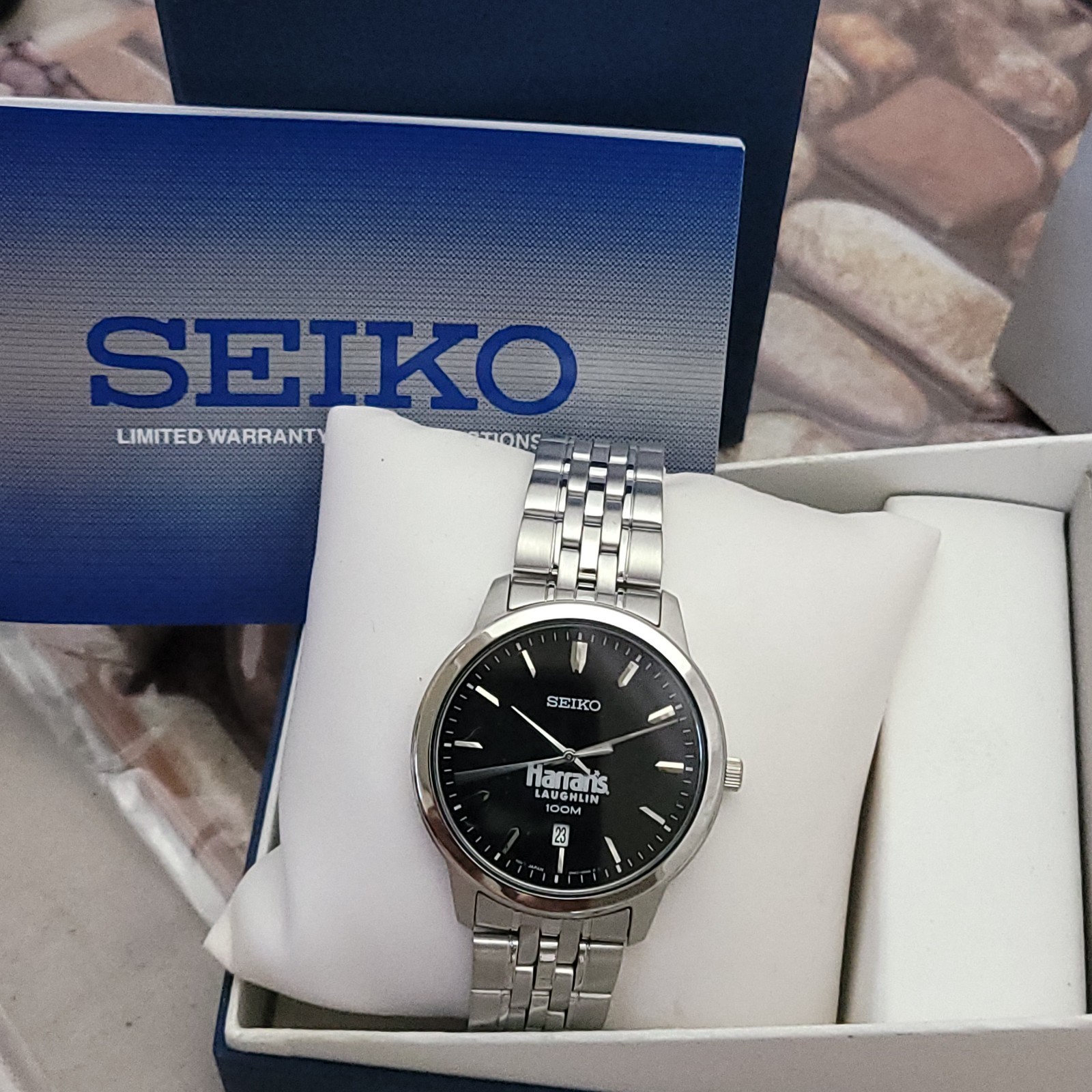 SQ7: NOS RARE MEN'S 41.5mm BOLD BLACK DIAL SEIKO HARRAHS DATE 100m WATCH A+ BOX image 8