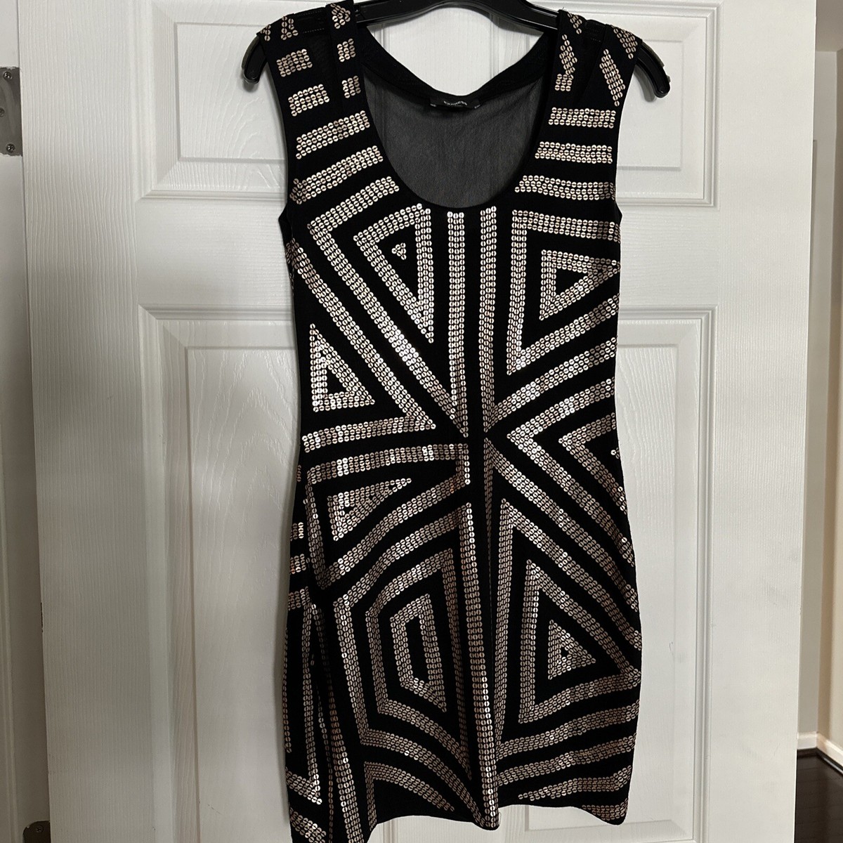 express black and gold sequin dress Women's Size XS with Detail Color:Navy/Gunmetal Print* this dress combines glamour Hollin Black Sequin Strapless Gown