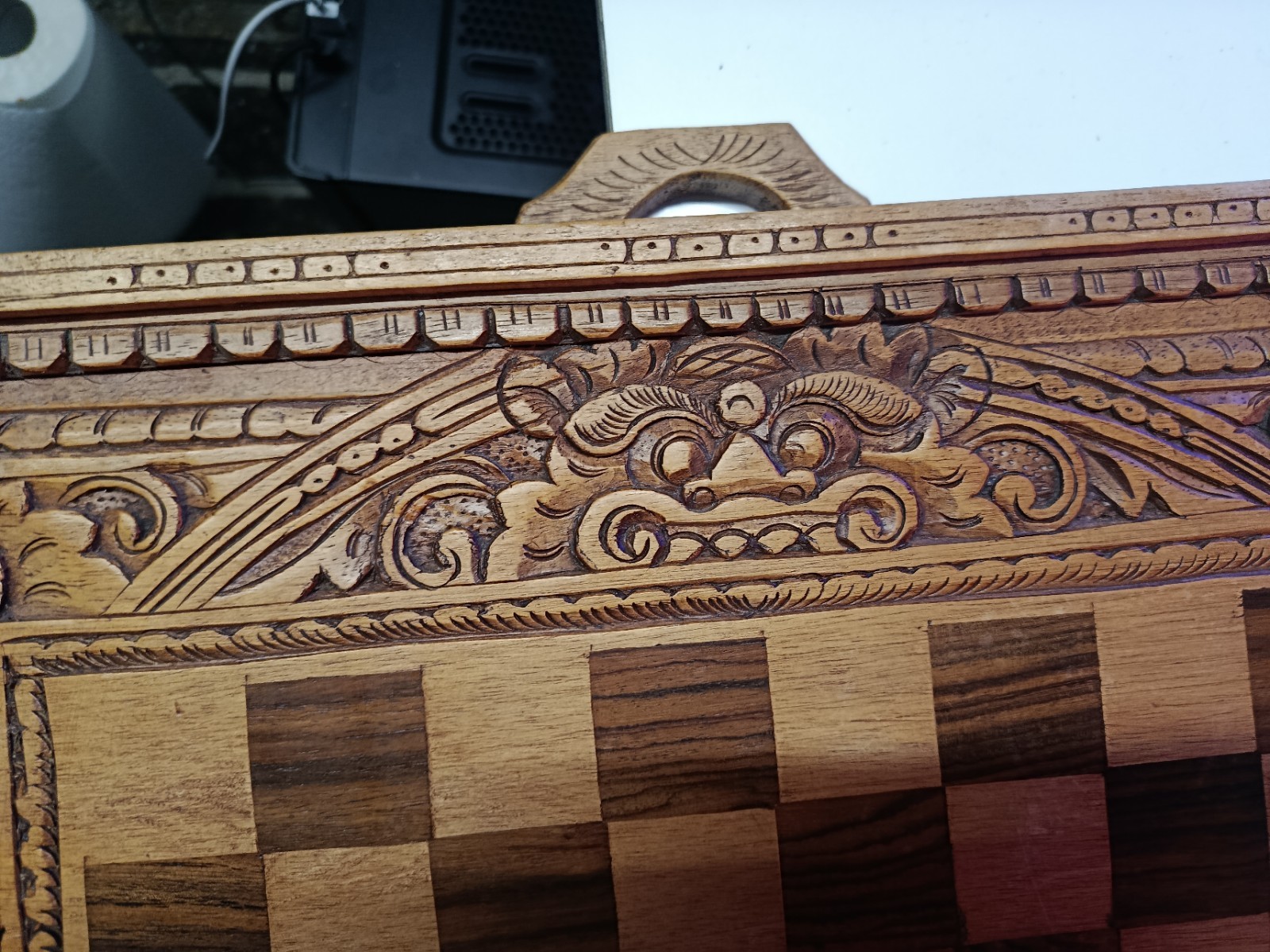 Antica Scacchiera Artigianale Intagliata a Mano – Figure Tribali Backgammon Rara