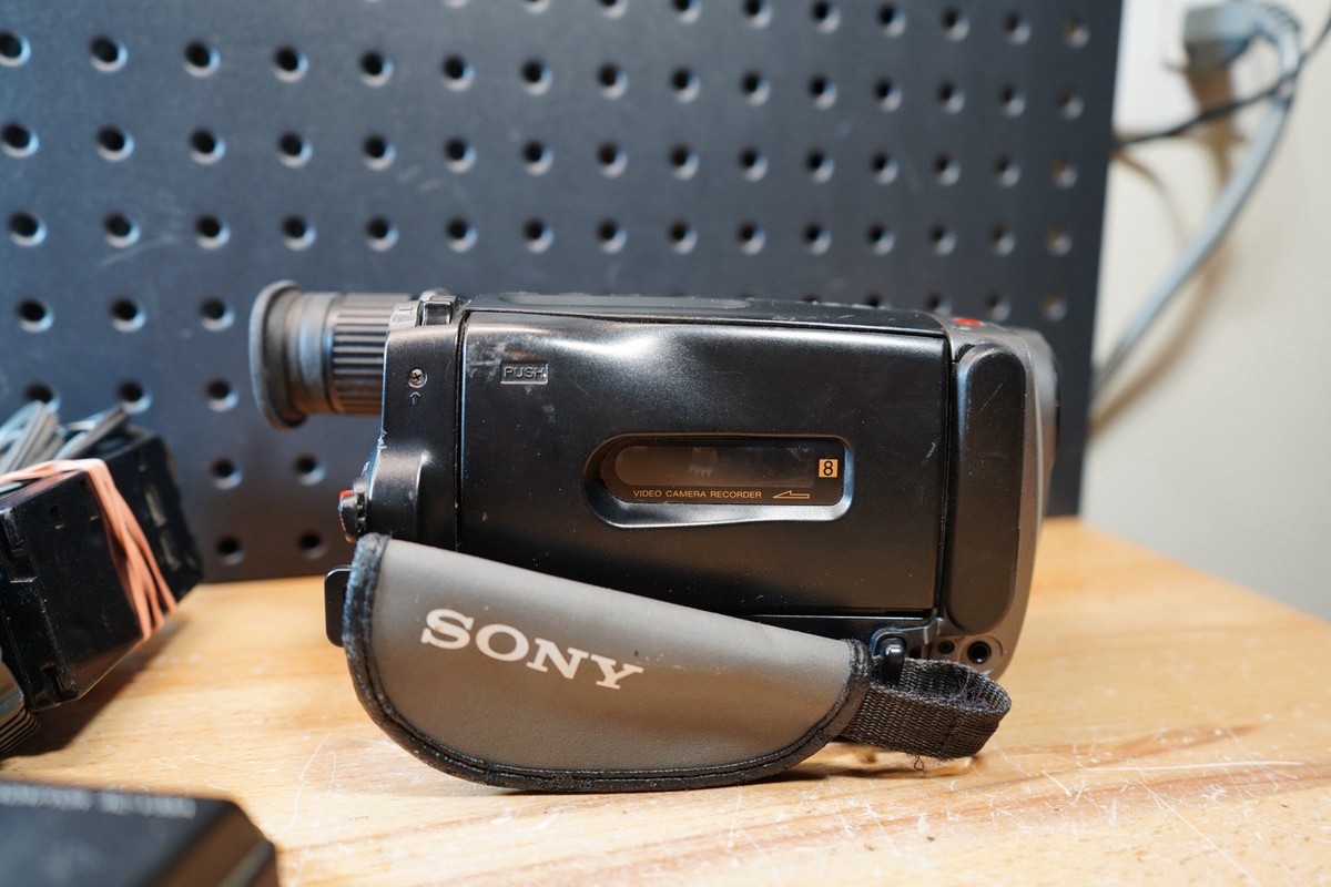 i) Sony Handycam CCD-TRV12 Camcorder FOR PARTS OR REPAIR