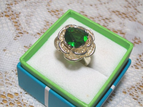Beautiful New 925 Silver (Marked) Flower Ring With a CZ. Emerald Stone Sz 7 1/2 - Picture 9 of 10
