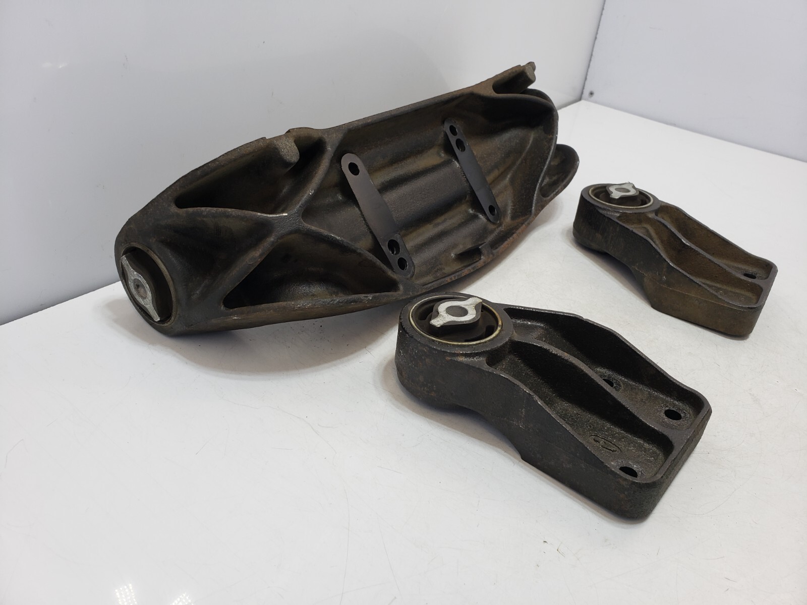 ✅ 04-11 OEM Maserati Quattroporte Rear Differential Support Mount Bracket SET