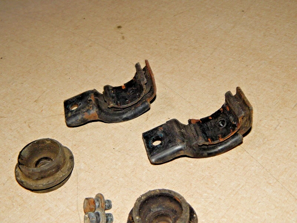 92 93 Lexus ES300 Radiator Mounting Brackets & Bolts - Imagem 3 de 3