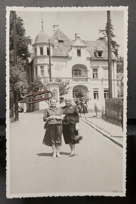 Foto Portrait Krems Wien Frau Ansicht Villa Wohnhaus Gebäude Wappen Model Tasche