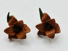 Vintage Handmade Leather Screw Back Red Trillium Flower Earrings 1” Boho Artisan