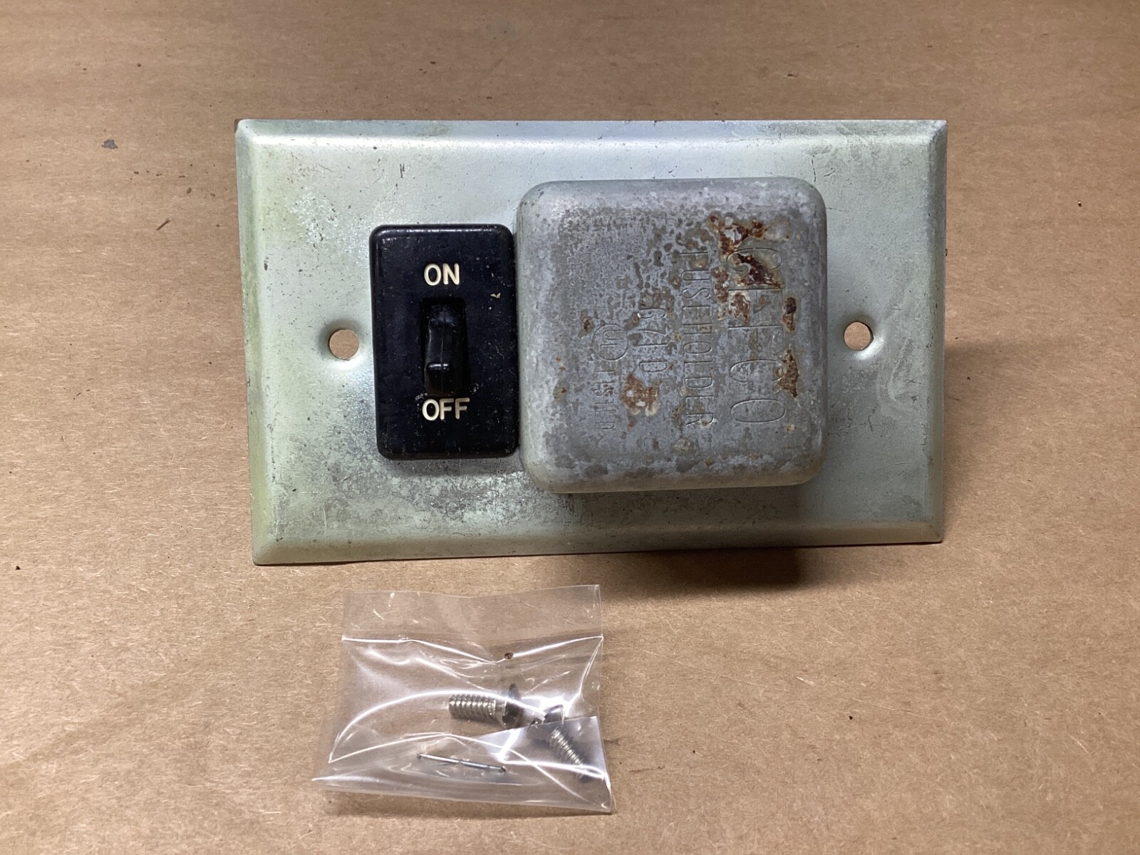 CEFCO CSW BOX COVER UNIT FUSE HOLDER 125VAC 15 AMP MAX #108J118*CO