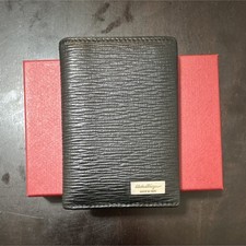 Cartera para hombre Salvatore Ferragamo guijarro negra roja con acento de logotipo