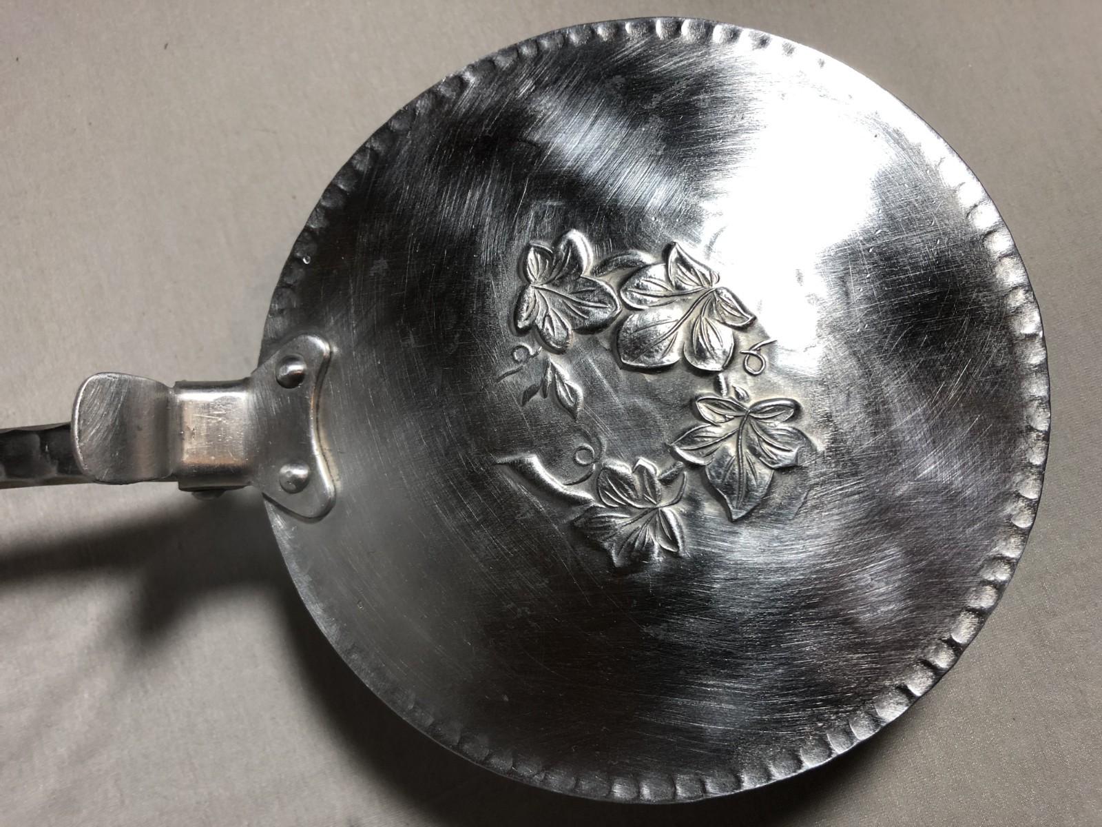 EVERLAST METAL 552 - HAND FORGED SILENT BUTLER CRUMB CATCHER - FLORAL